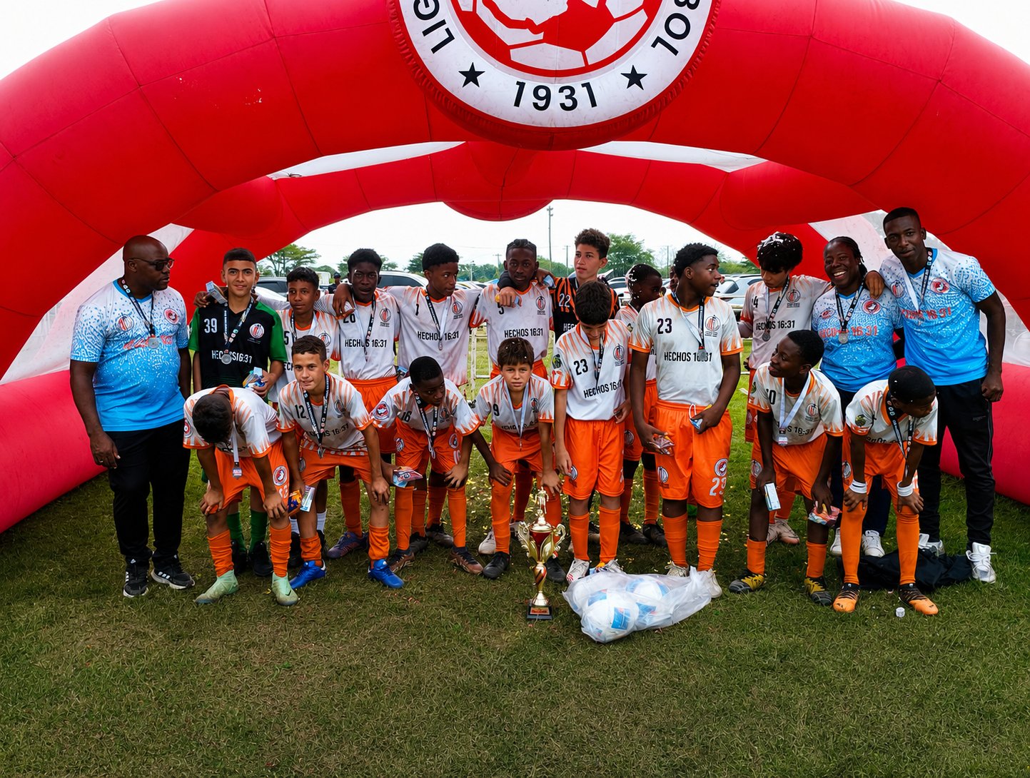 Equipo sub 13 de CD Glorias del Mañana celebrando el subcampeonato de la Liga Vallecaucana de Fútbol 2025