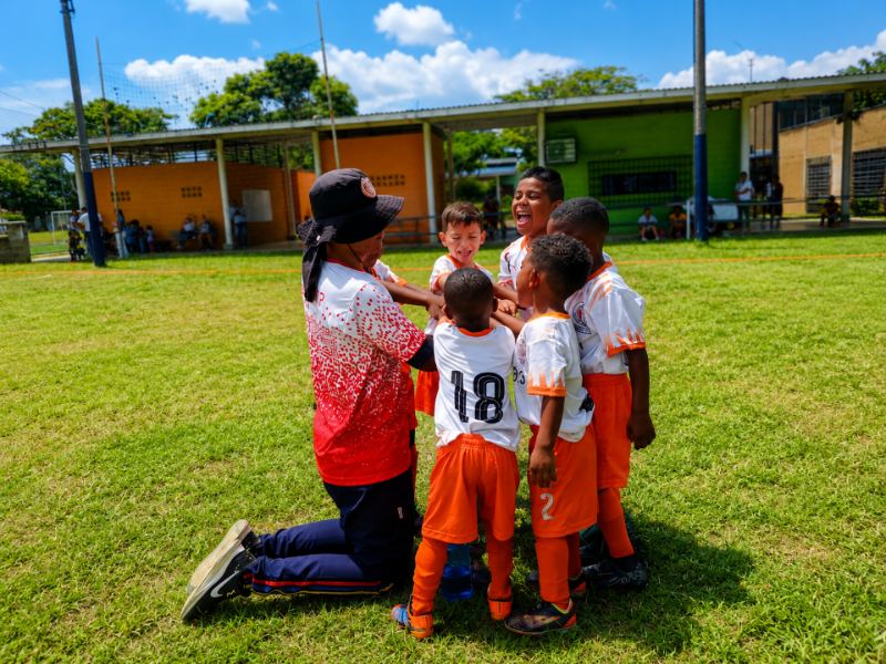 Entrenador con niños